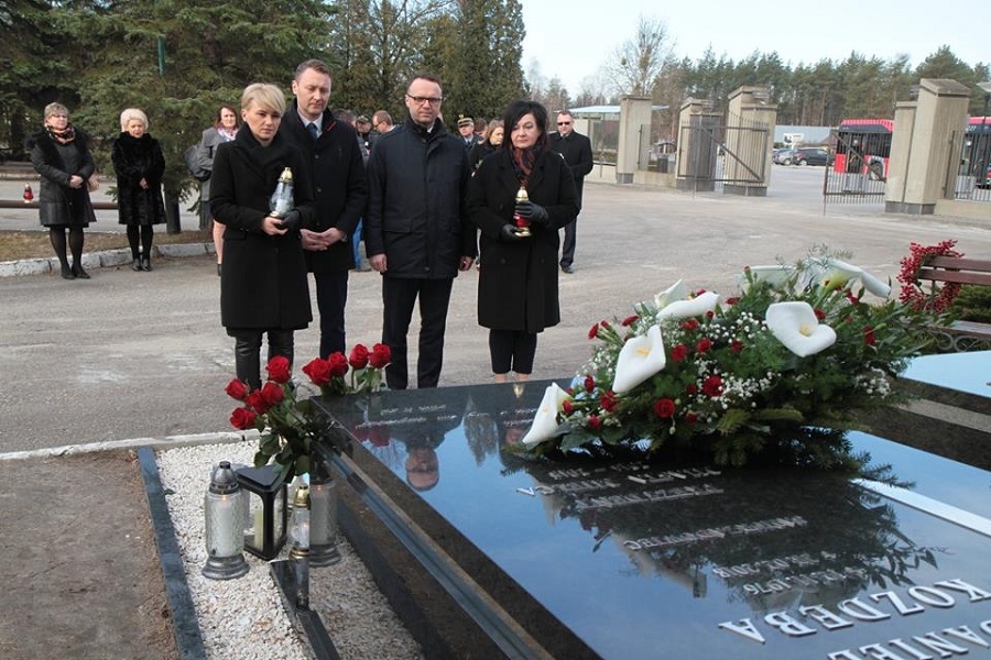 Pracownicy Urzędu Miasta przy grobie śp. prezydenta Daniela Kozdęby - Zdjęcie główne