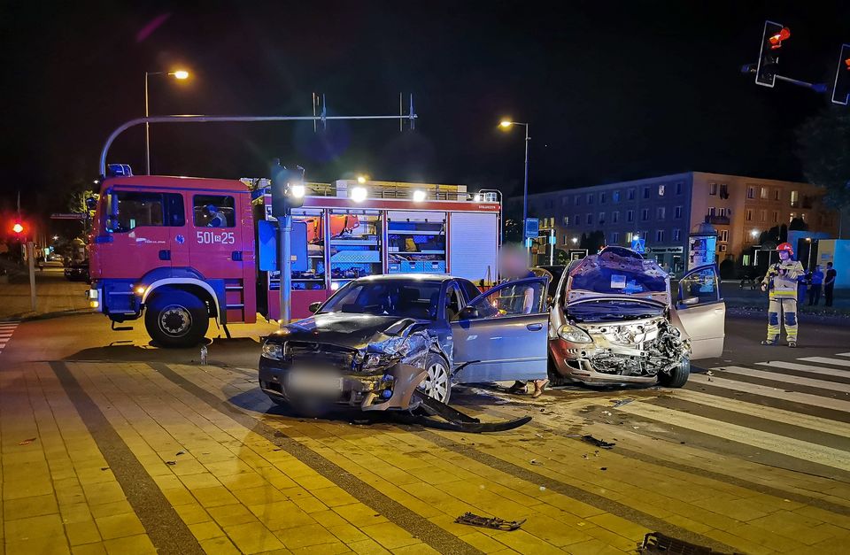 Wypadek w centrum miasta. Jedna osoba trafiła do szpitala! [FOTO, VIDEO] - Zdjęcie główne