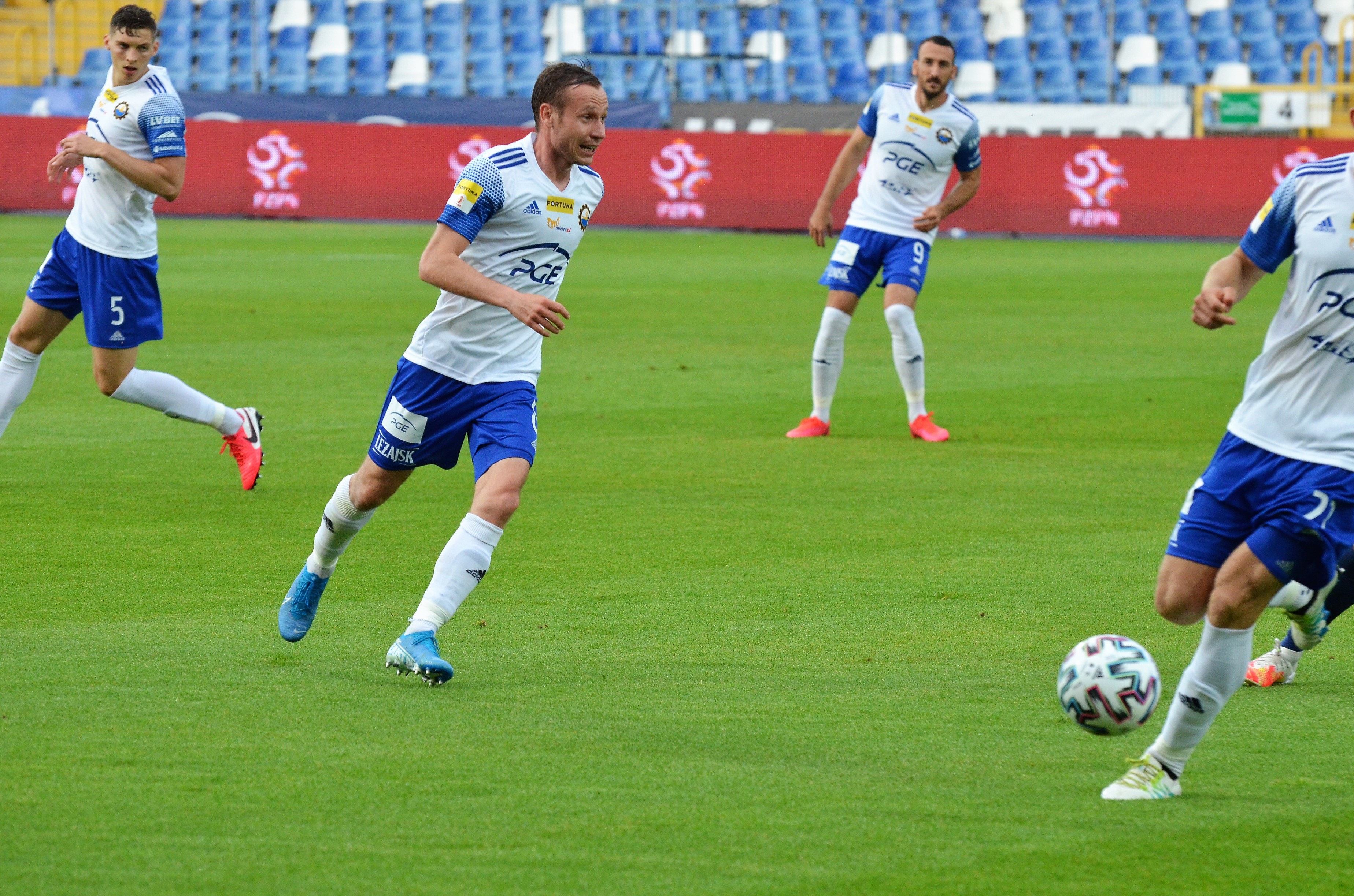 Kibice wracają na Stadion Miejski w Mielcu. W jaki sposób będą dystrybuowane bilety?  - Zdjęcie główne