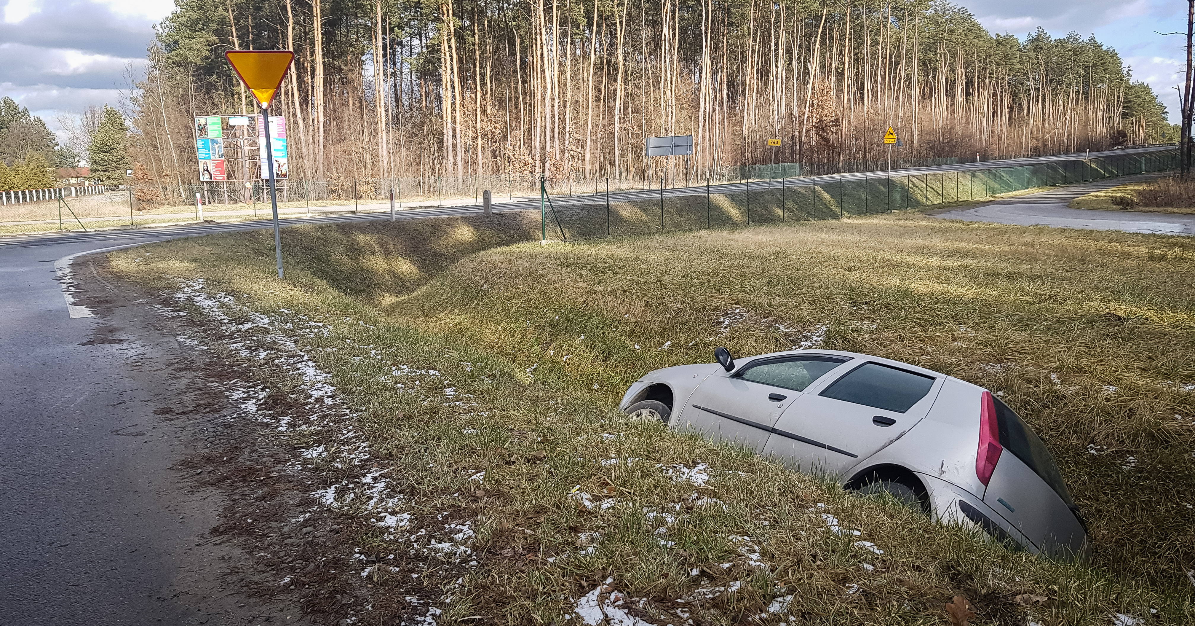 Auto w rowie, a kierowcy brak! [FOTO, VIDEO] - Zdjęcie główne