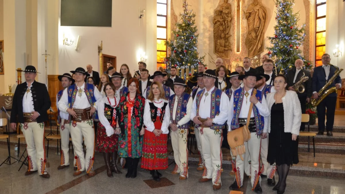 Koncert kolęd w wykonaniu Orkiestry i Flisaków Pienińskich w kościele w  Rzochowie [ZDJĘCIA] - Zdjęcie główne