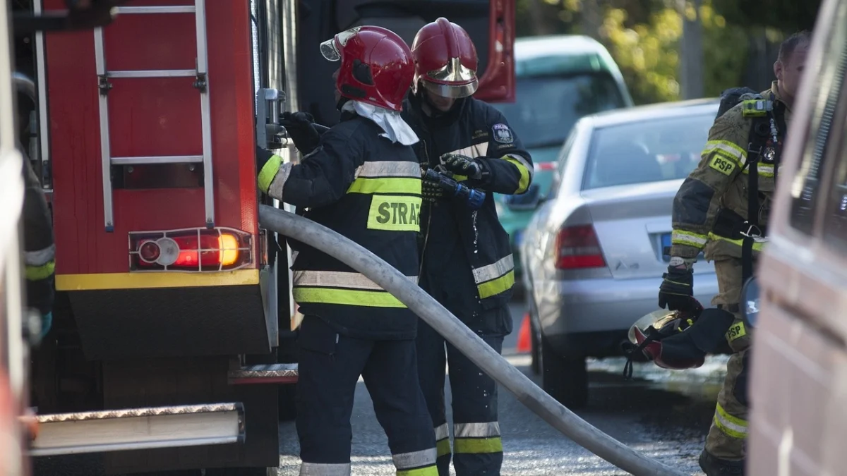 Wypadek i skutki śnieżyc. Strażacy interweniują - Zdjęcie główne