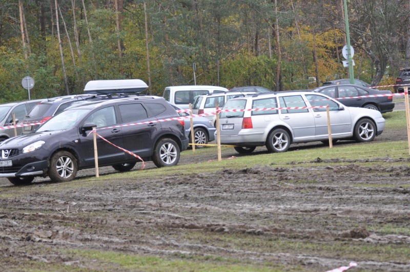 Mielec. Samochody ugrzęzły na parkingu przy cmentarzu komunalnym!  - Zdjęcie główne