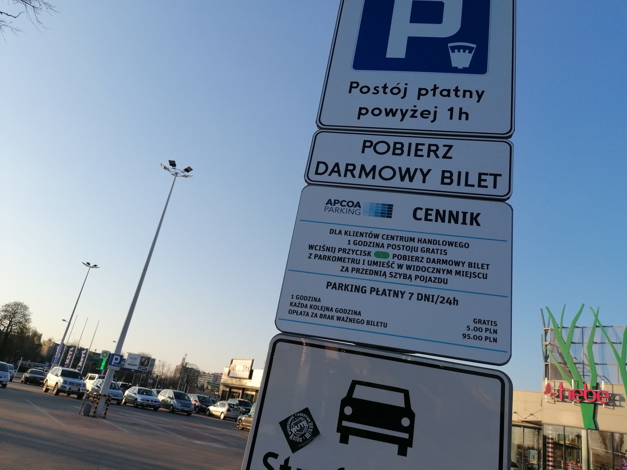 Opłaty na parkingu przy znanym centrum handlowym w Mielcu - Zdjęcie główne