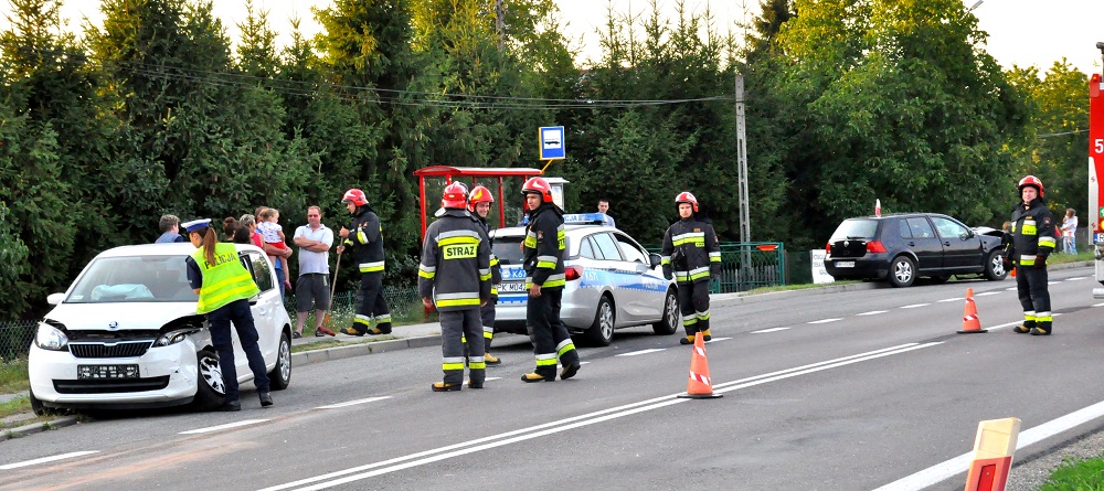 Wypadek w Chorzelowie, koło działek. Droga jest już przejezdna. - Zdjęcie główne