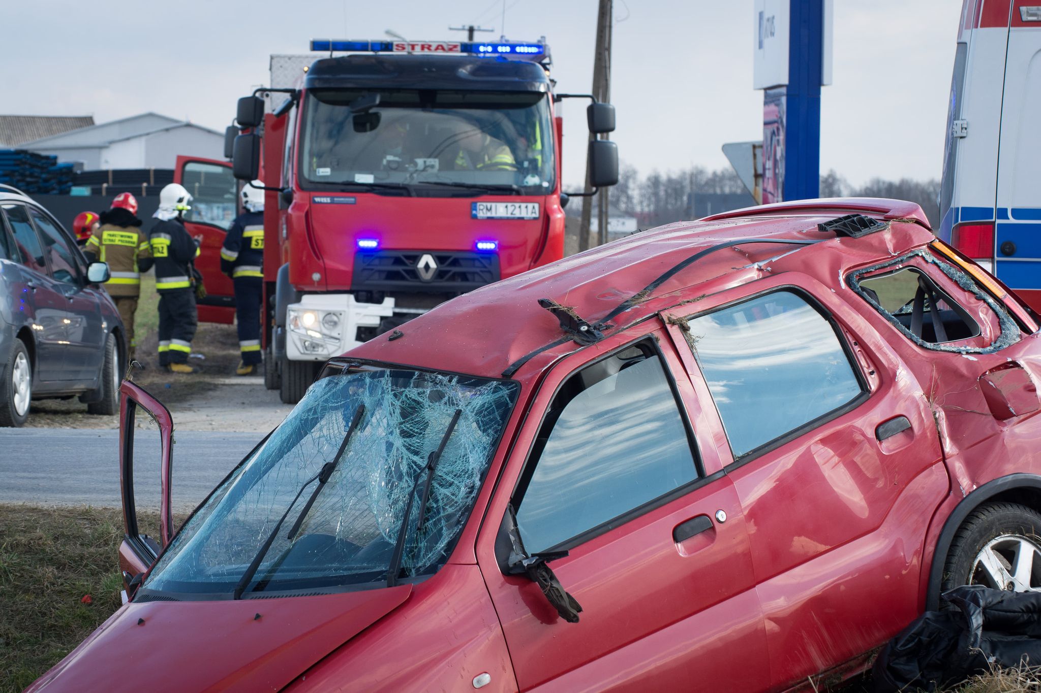 Samochód osobowy wypadł z drogi i znalazł się w rowie.