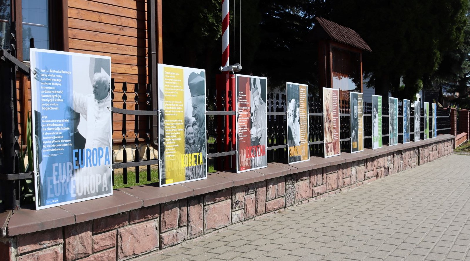 „Wyszyńskiego i Wojtyły gramatyka życia” – wystawa w gminie Tuszów Narodowy - Zdjęcie główne