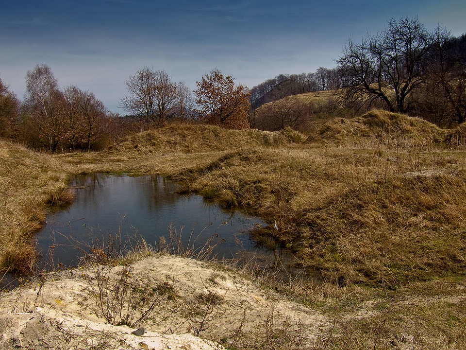 Niewybuch w rowie, czekamy na saperów - Zdjęcie główne