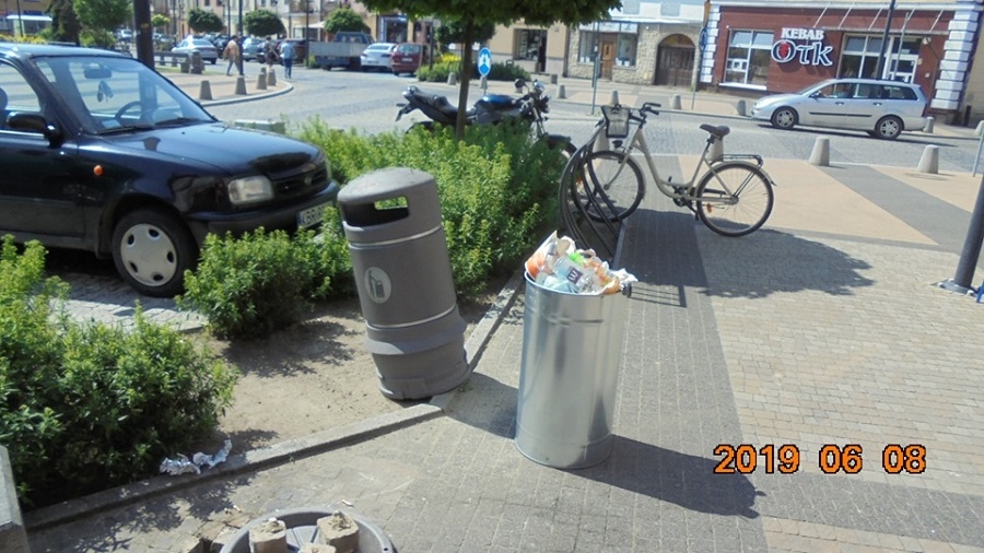 [ZOBACZ VIDEO] Ktoś zdewastował nowe pojemniki na śmiecie na rynku w Mielcu!  - Zdjęcie główne