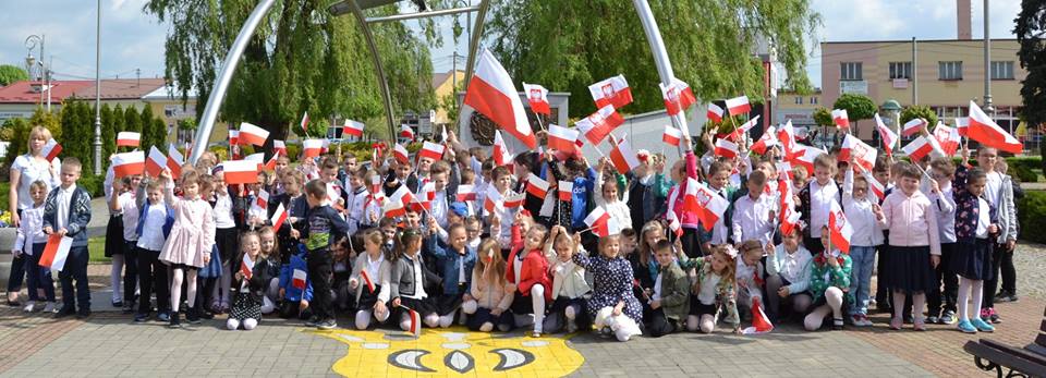 Manifestacja patriotyzmu uczniów Szkoły Podstawowej w Radomyślu Wielkim [ZDJĘCIA] - Zdjęcie główne