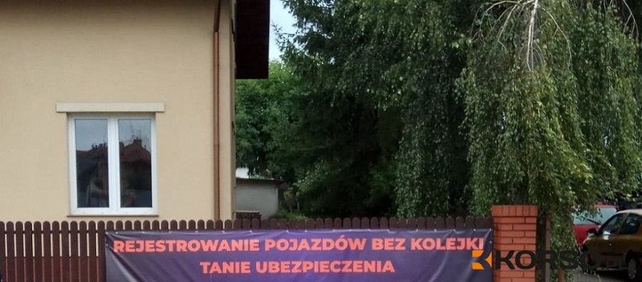 Warto wydać stówę?  Wracamy do tematu rejestracji samochodów w starostwie [INTERWENCJA]  - Zdjęcie główne