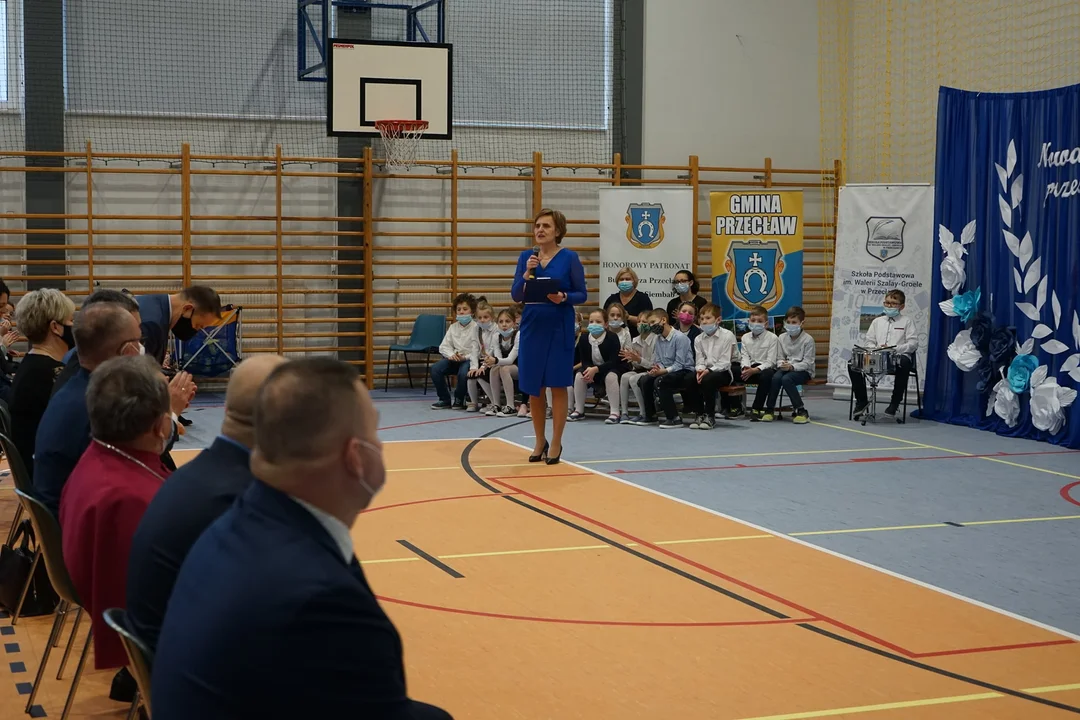 Szkoła podstawowa w Przecławiu ma wyremontowaną halę sportową  - Zdjęcie główne
