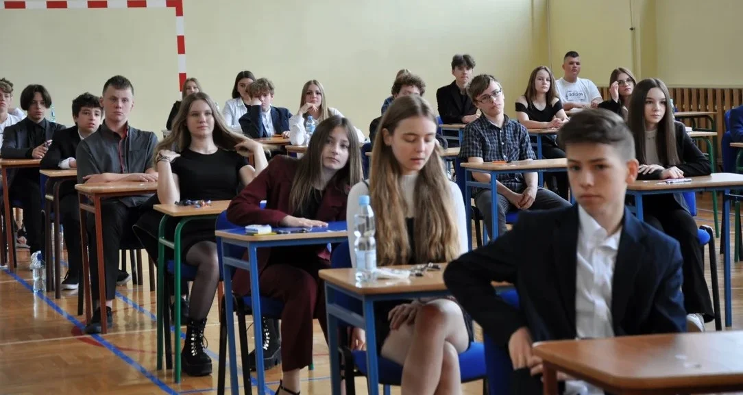 Trwa egzamin ósmoklasisty. Ilu zdających jest w Mielcu i czy szkoły są oceniane przez pryzmat jego wyników? - Zdjęcie główne
