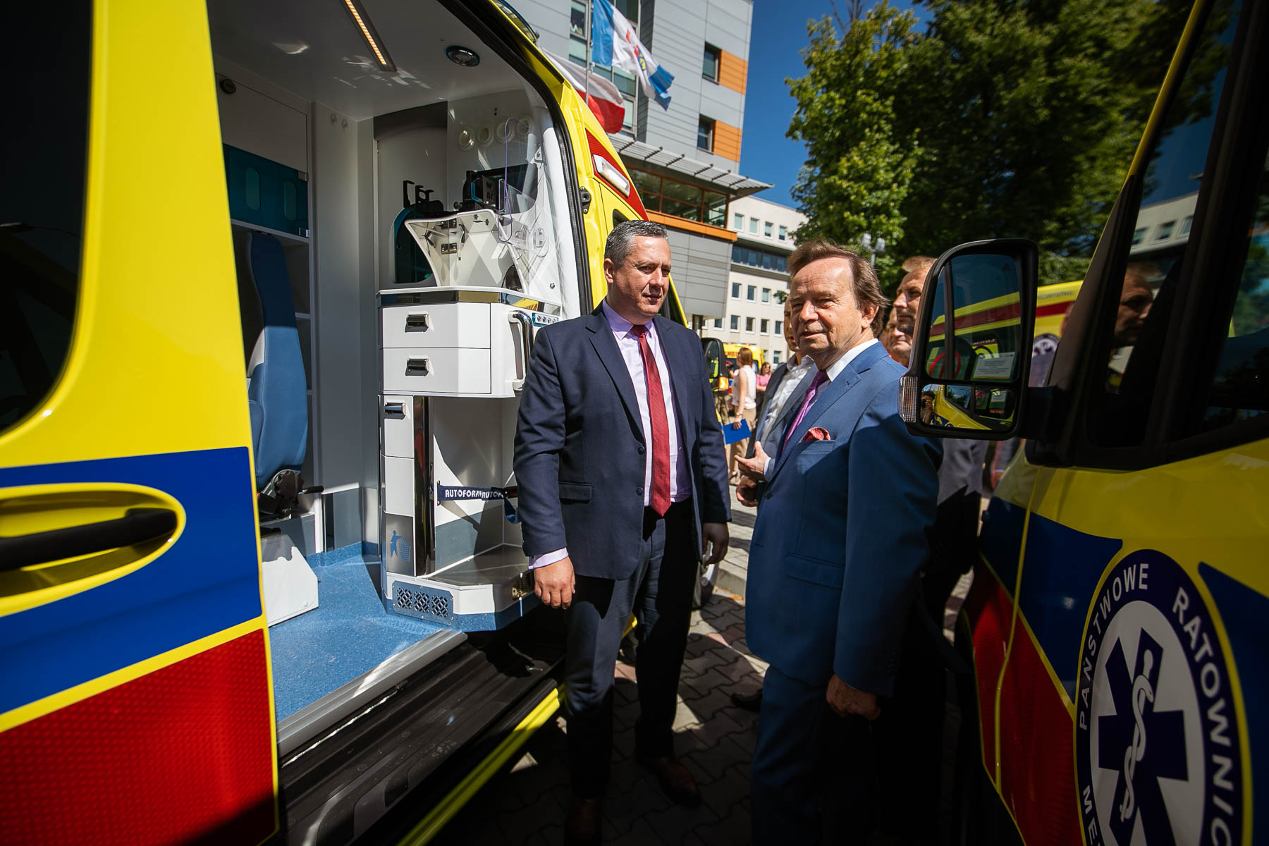 Dwie nowe w pełni wyposażone karetki trafiły do mieleckiego pogotowia [FOTO, VIDEO] - Zdjęcie główne