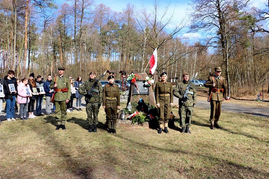 Kolejne dęby pamięci dla Stanisława Kasznicy i Jana Rydzowskiego w Szydłowcu [FOTO] - Zdjęcie główne