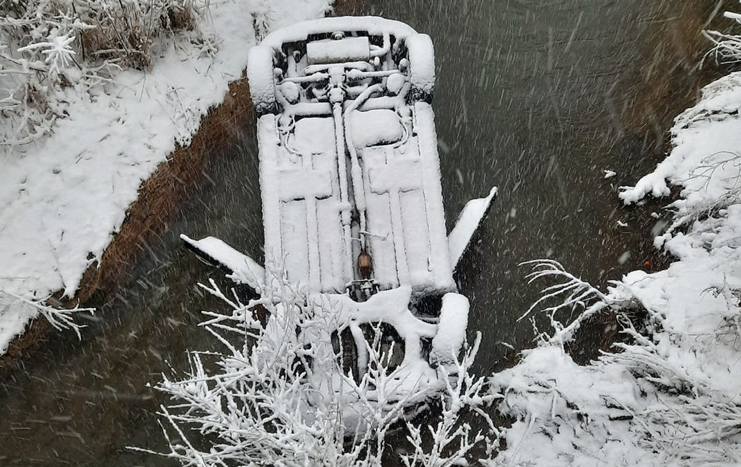 Wypadła z drogi i dachowała w wodzie. 47-latka w szpitalu - Zdjęcie główne