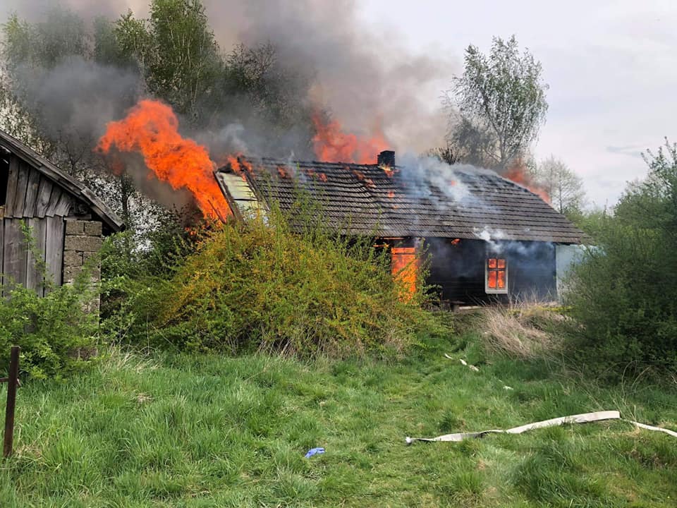 Z PODKARPACIA. Pożar drewnianego domu [FOTO] - Zdjęcie główne