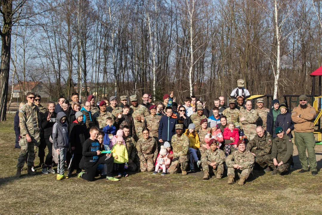 Amerykańscy żołnierze znów odwiedzili Dom Dziecka w Skopaniu - Zdjęcie główne