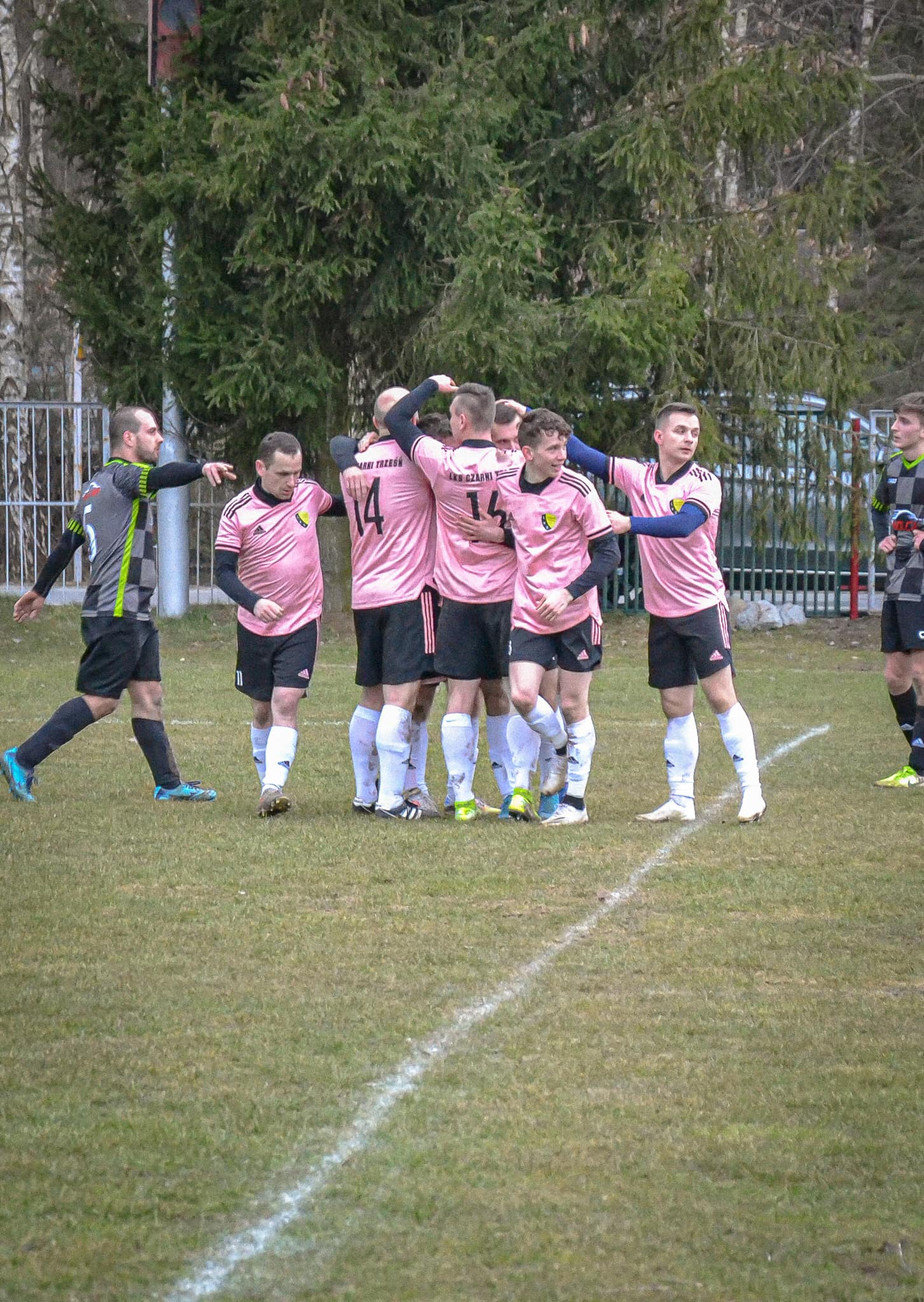 Czarni Trześń wygrali na inaugurację [ZDJĘCIA]  - Zdjęcie główne