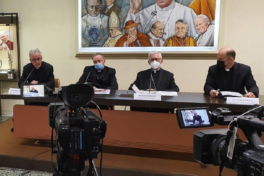 Biskup Jeż w Watykanie mówił o dużym zaangażowaniu osób świeckich w życie Kościoła - Zdjęcie główne