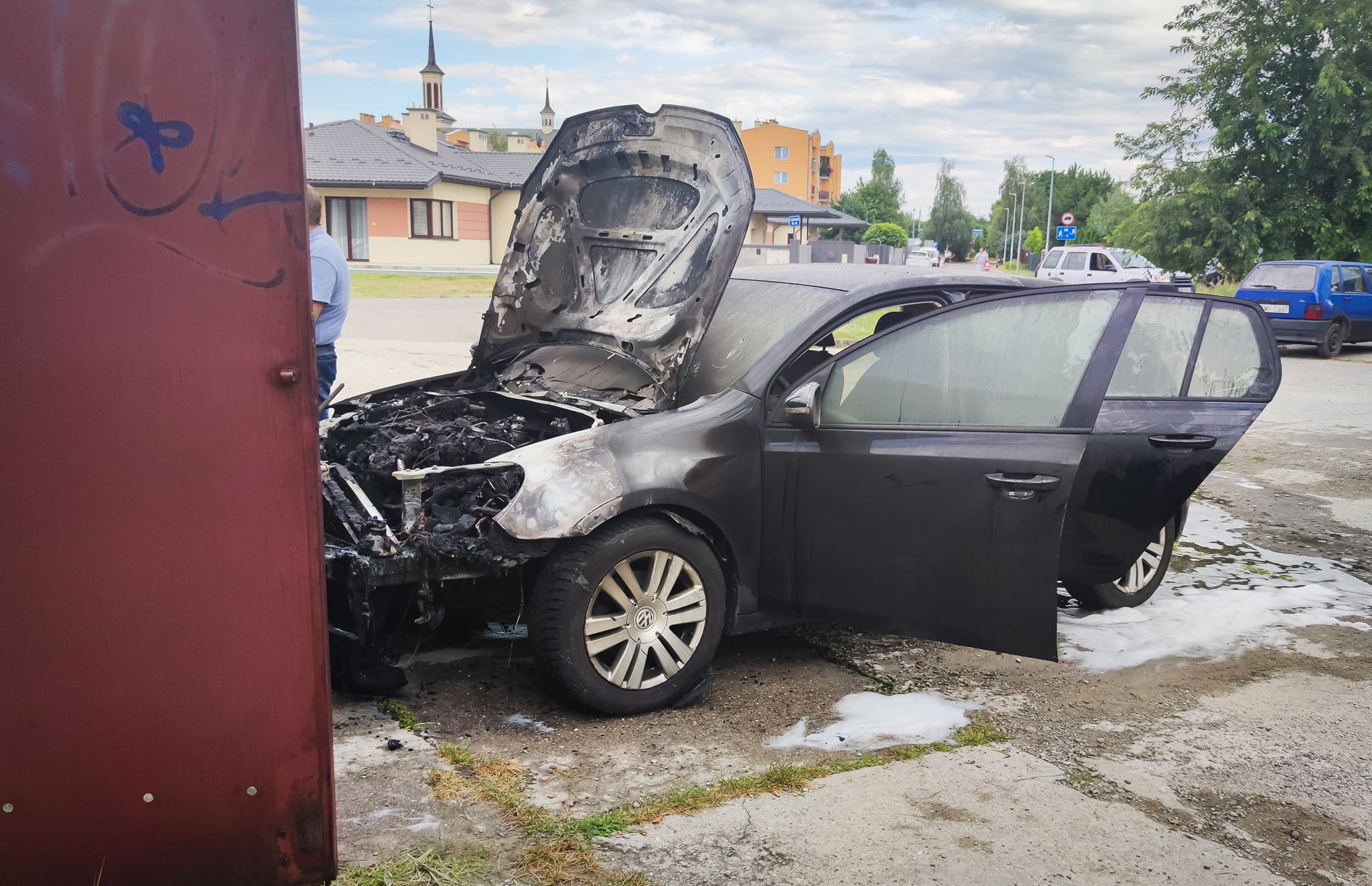 Samochód zapalił się w garażu [FOTO, VIDEO] - Zdjęcie główne