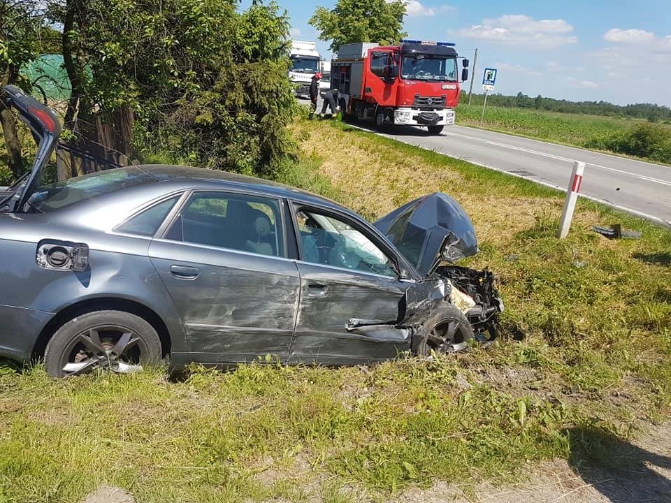 Zderzenie ciągnika z osobówką. Jedna osoba trafiła do szpitala! [FOTO] - Zdjęcie główne