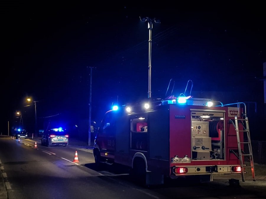 Gmina Borowa. Rowerzysta wjechał pod auto w Pławie. Utrudnienia w ruchu.  - Zdjęcie główne