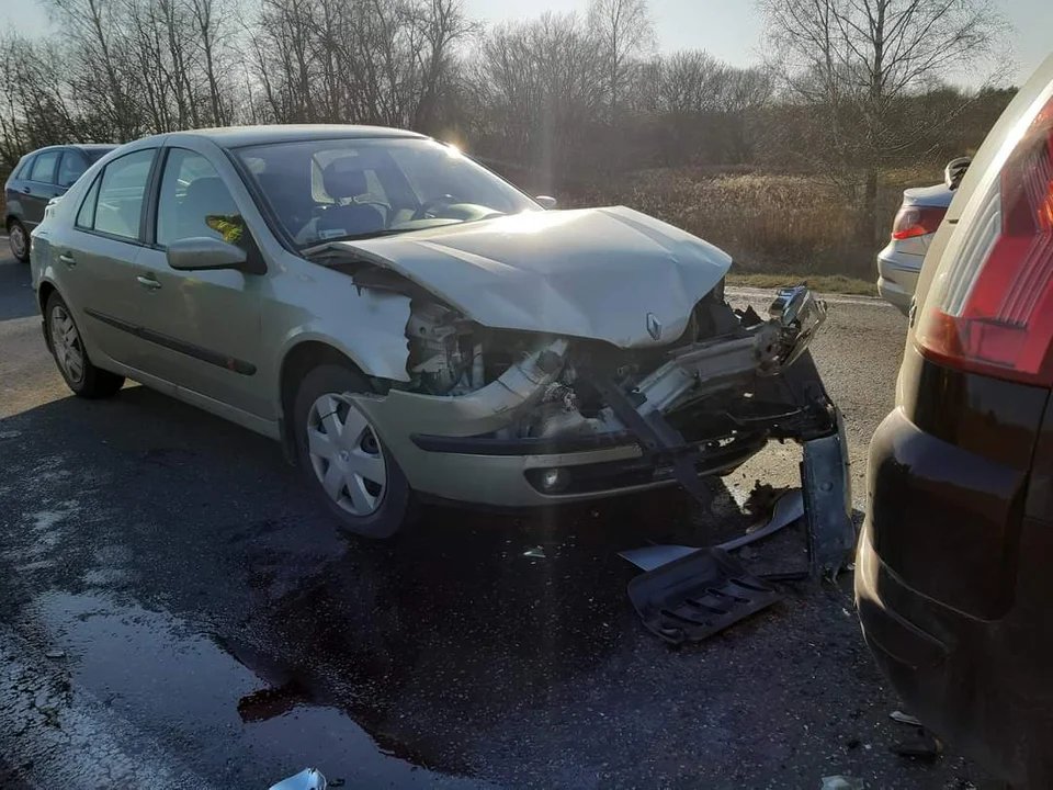 Kolizja w Jaślanach. Jedna osoba zabrana do szpitala - Zdjęcie główne