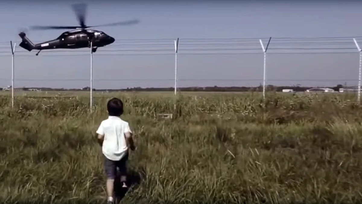 Mr. Pollack przygotował nową wersję teledysku do utworu "Black Hawk". W tle mielecki helikopter [WIDEO] - Zdjęcie główne