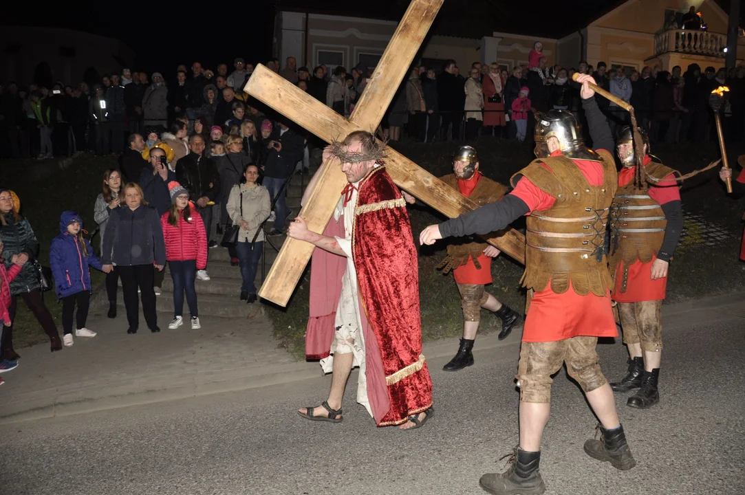 Tak Jezus szedł drogą krzyżową w Przecławiu [ARCHIWALNE ZDJĘCIA] - Zdjęcie główne