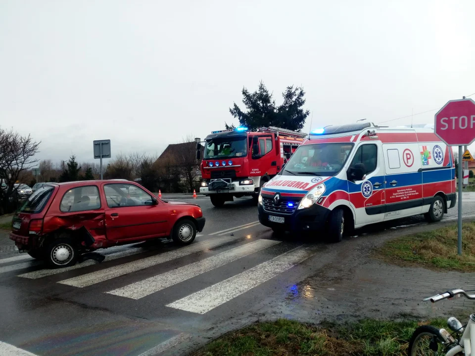 Zderzenie dwóch osobówek w Jaślanach. Droga wojewódzka Mielec-Tarnobrzeg zablokowana [ZDJĘCIA] - Zdjęcie główne