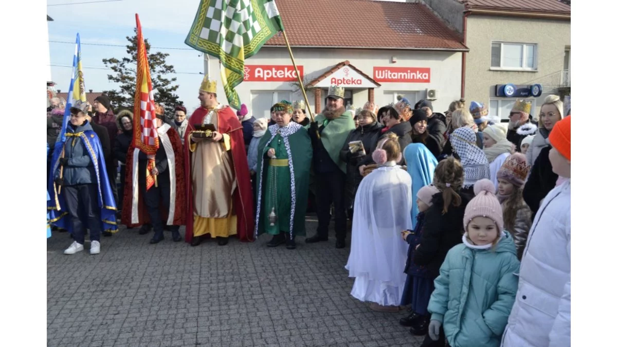 Kłaniajcie się Królowie. Orszak Trzech Króli przeszedł także ulicami Przecławia [ZDJĘCIA] - Zdjęcie główne