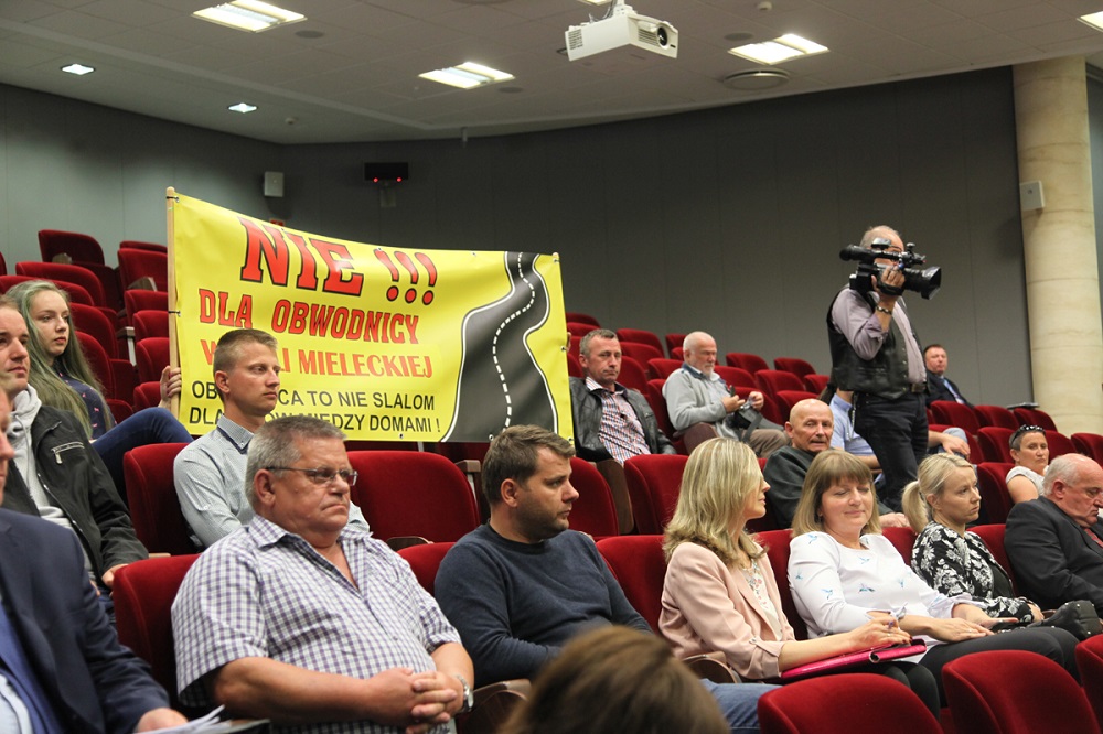 Protest mieszkańców Woli Mieleckiej na Sejmiku Województwa w Rzeszowie. "Mieszkańcy Woli Mieleckiej proponują budowę obwodnicy w Trzcianie" - Zdjęcie główne