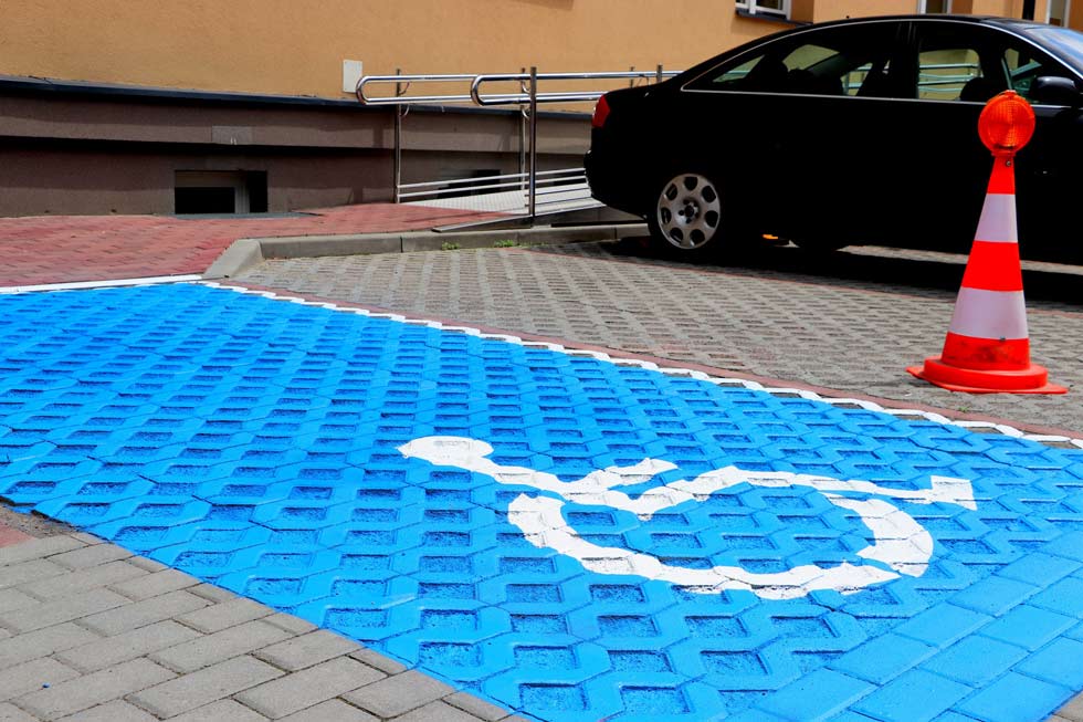 Dla niepełnosprawnych: dodatkowe miejsce parkingowe przy starostwie  - Zdjęcie główne