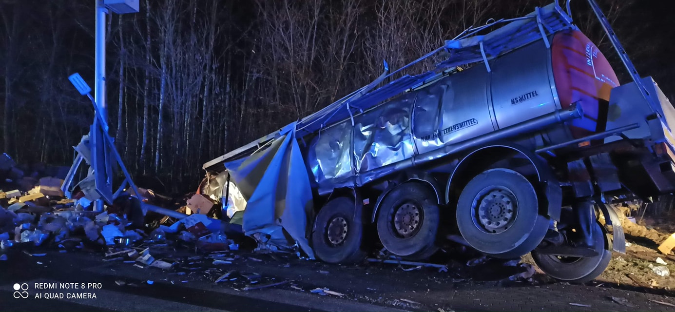 Makabryczne zderzenie dwóch ciężarówek. Nie żyje 23-letni mieszkaniec pow. mieleckiego [FOTO] - Zdjęcie główne