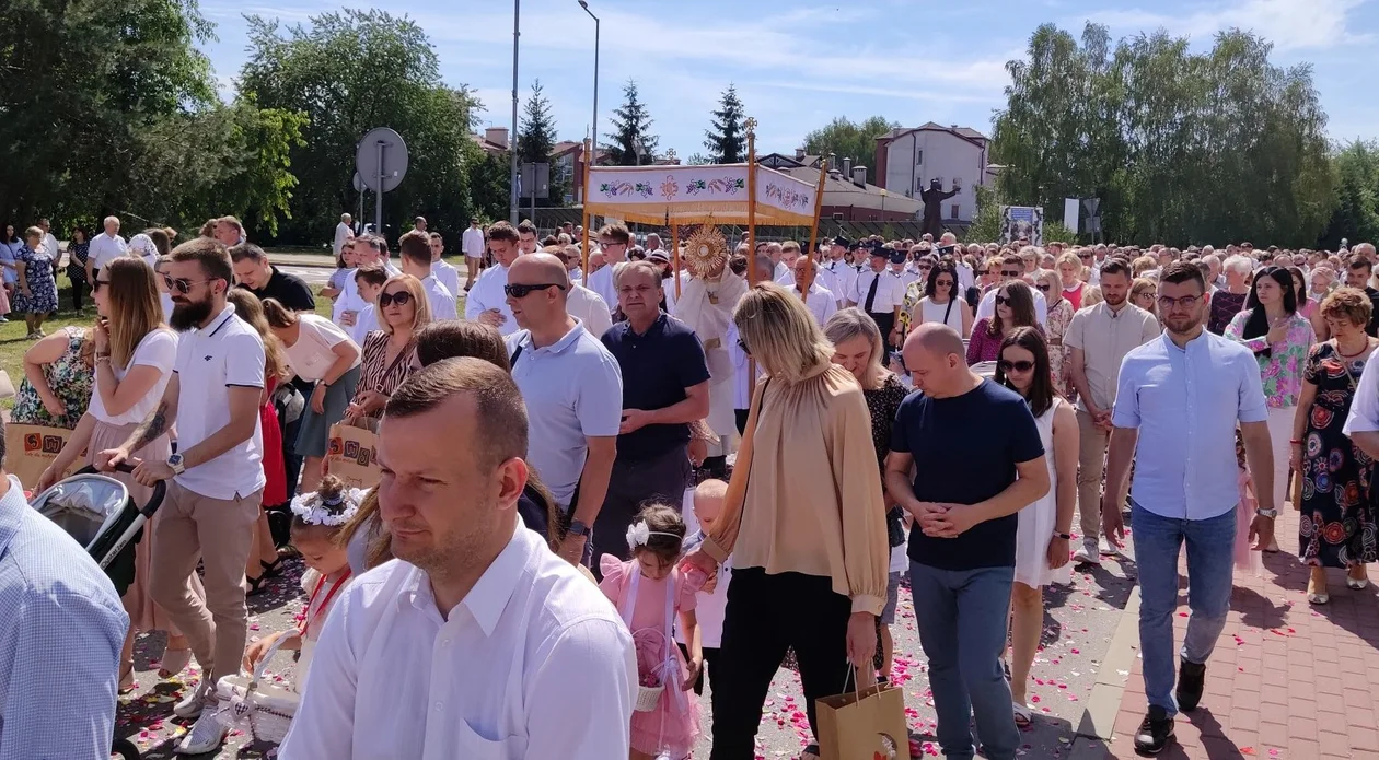 Rzesze wiernych uczestniczyły w procesji Bożego Ciała na Smoczce w Mielcu [ZDJECIA, FILM] - Zdjęcie główne