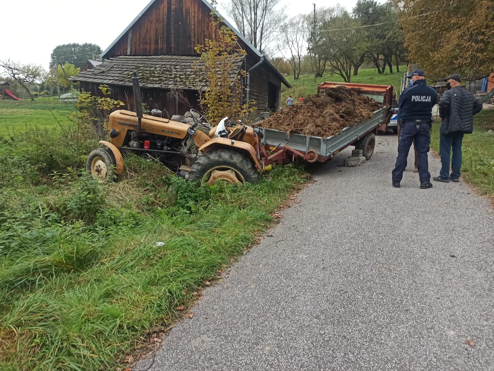 Region. O krok od tragedii. Traktor przygniótł...koszulę - Zdjęcie główne