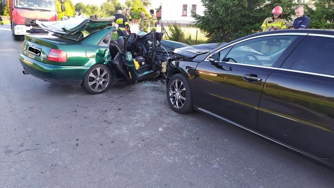 Wypadek w Złotnikach. Kobieta zakleszczona w samochodzie [ZDJĘCIA -AKTUALIZACJA] - Zdjęcie główne