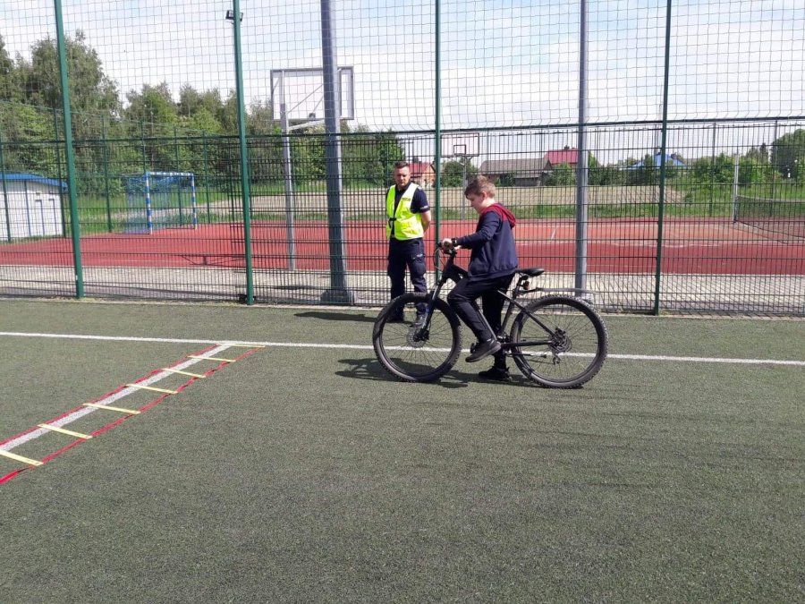 Policjanci podczas spotkania w Ośrodku Rehabilitacyjno-Edukacyjno-Wychowawczym przy ulicy Wojsławskiej w Mielcu