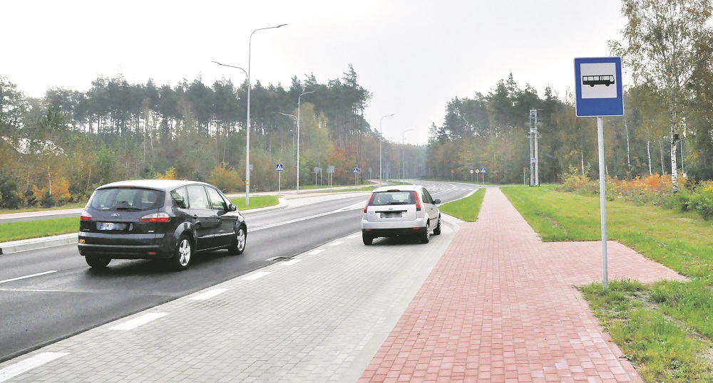  Miejsca przeznaczone na przystanki autobusowe przy nowo otwartej mieleckiej drodze są już od dawna, jednak autobusy nie zatrzymują się, mimo że przy znaku oznaczającym przystanek czekają ludzie. - Zdjęcie główne