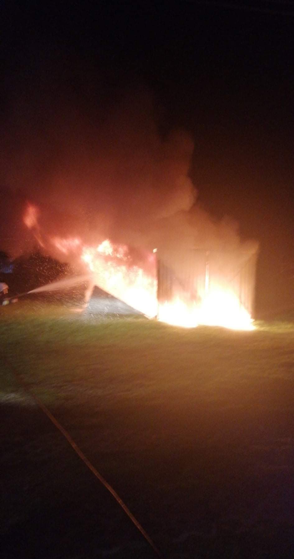 Pożar samochodu i zagrożony dom - Zdjęcie główne