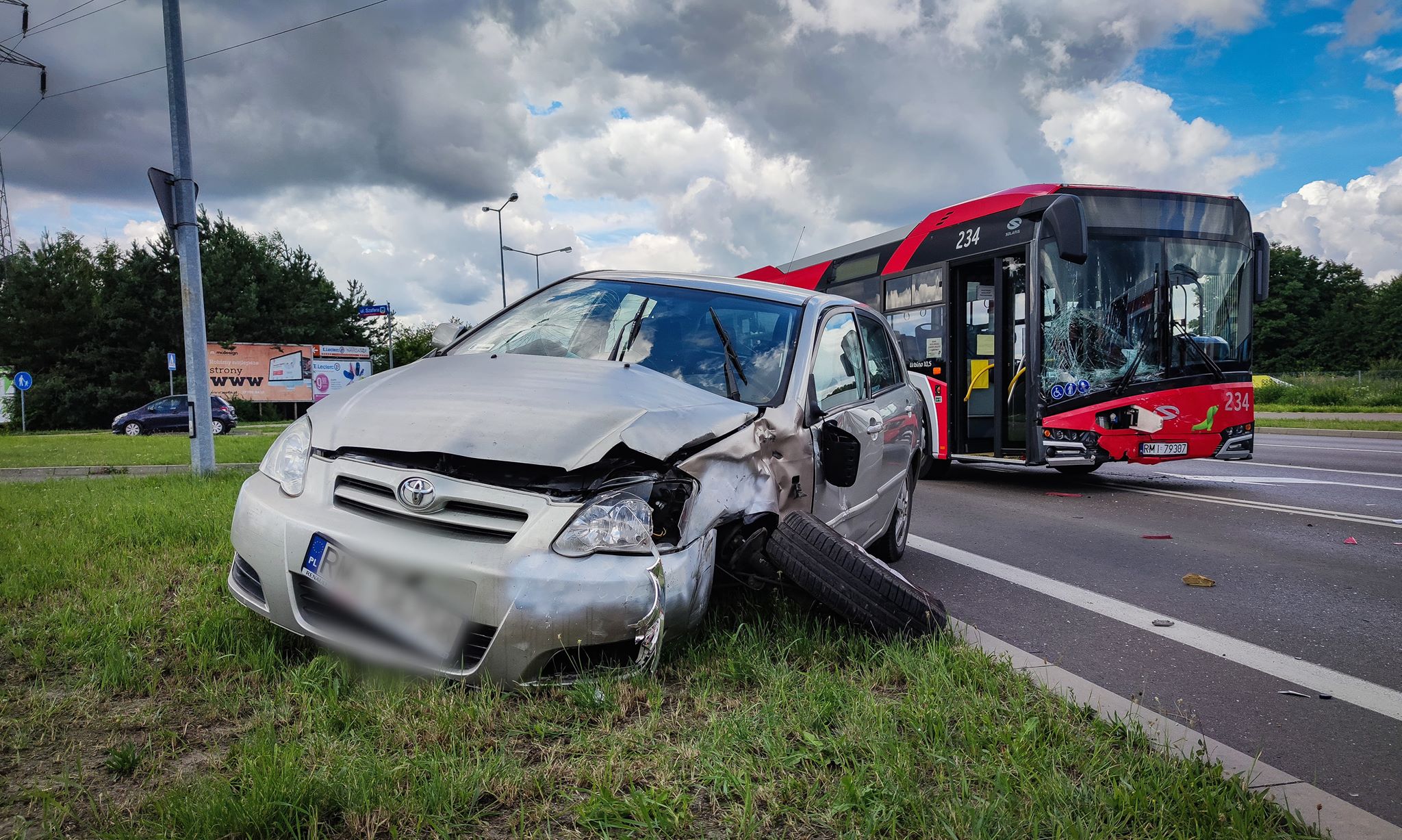 Zderzenie autobusu z samochodem osobowym [FOTO, VIDEO] - Zdjęcie główne