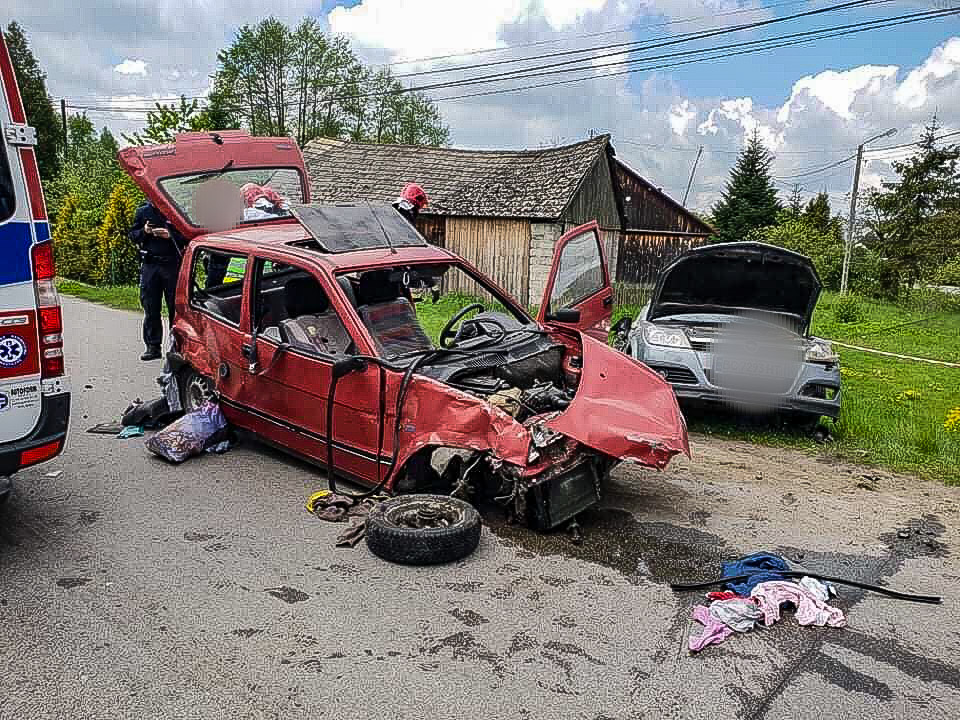 Wypadek. Kobieta i dwójka małych dzieci trafiły do szpitala - Zdjęcie główne