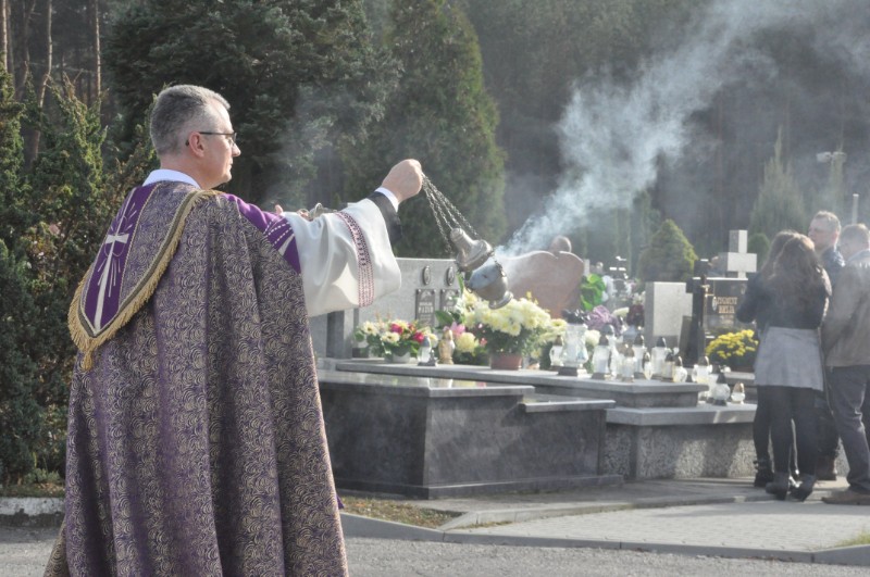 Dziś uroczystość Wszystkich Świętych. Mielczanie tłumnie na cmentarzach [FOTO]  - Zdjęcie główne