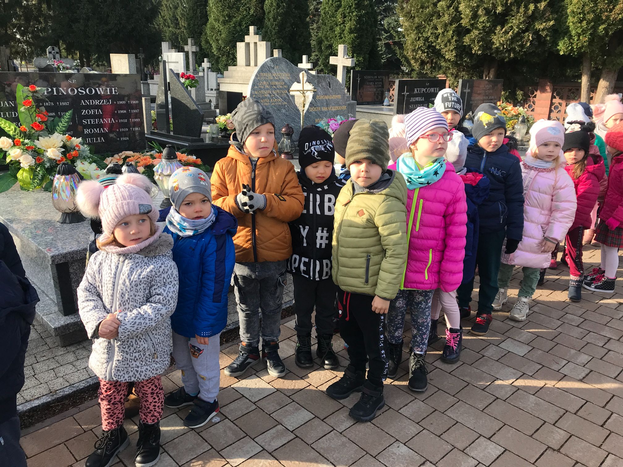 Dzieci z Samorządowego Przedszkola z Chorzelowa odwiedziły cmentarz i zapomniane groby [ZDJĘCIA] - Zdjęcie główne