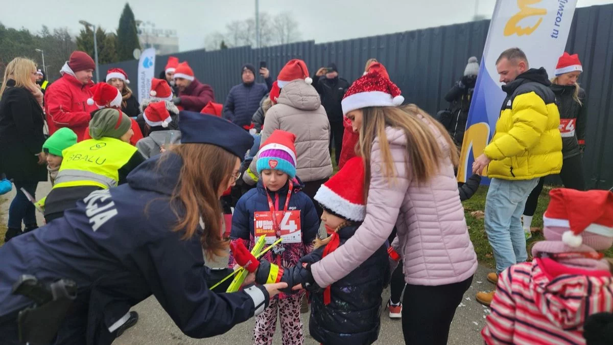 IV Mikołajkowy Bieg Odblaskowy z mieleckimi policjantami [ZDJĘCIA] - Zdjęcie główne