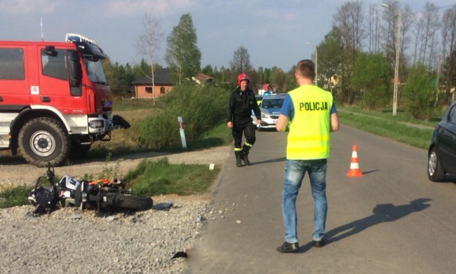 Motocyklista przetransportowany śmigłowcem po wypadku pod Mielcem - Zdjęcie główne