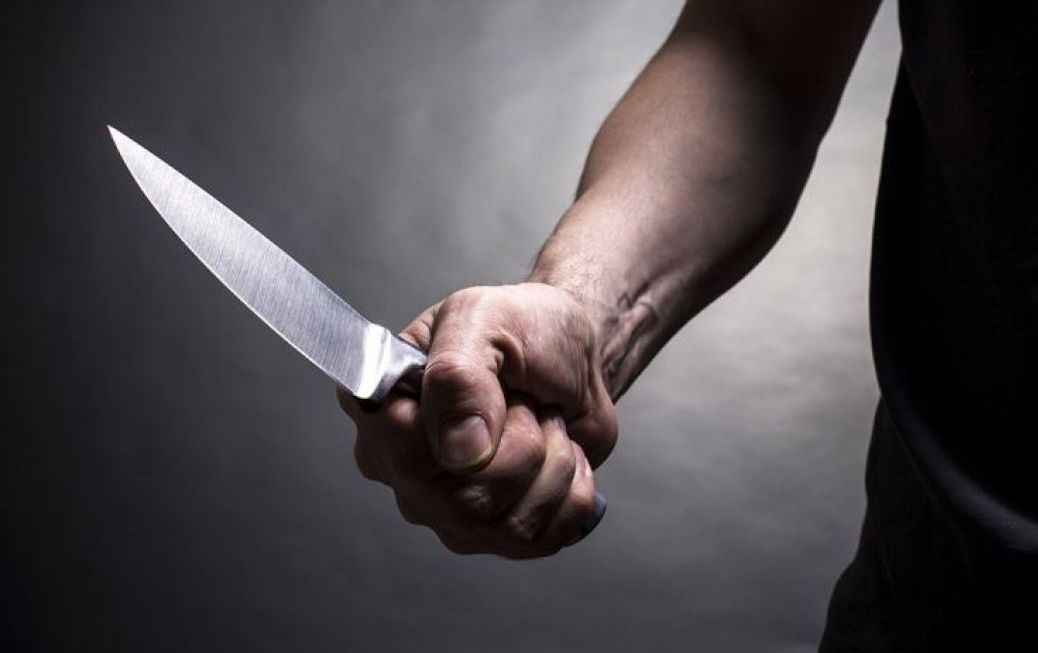 REGION: Nastolatek zadźgał nożem swoją siostrę! "Jakiś głos kazał mu to zrobić"! - Zdjęcie główne