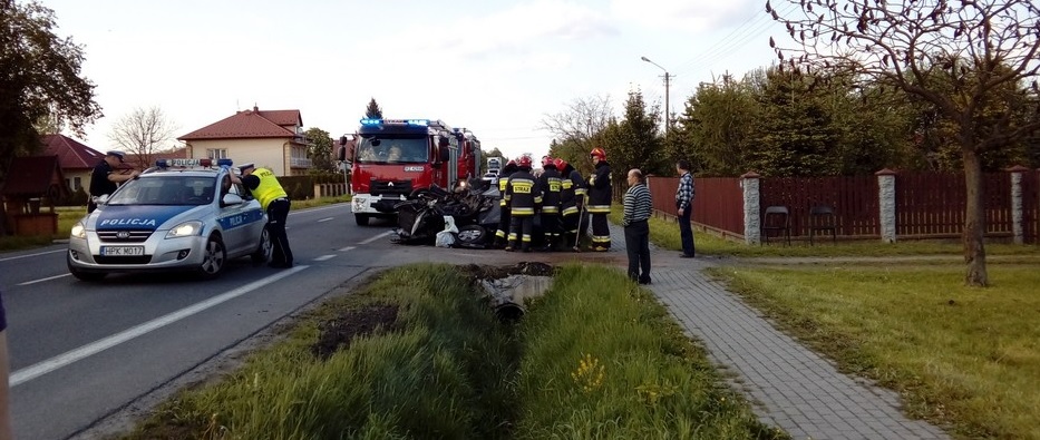 Dachowanie osobówki na trasie Mielec - Dębica - Zdjęcie główne