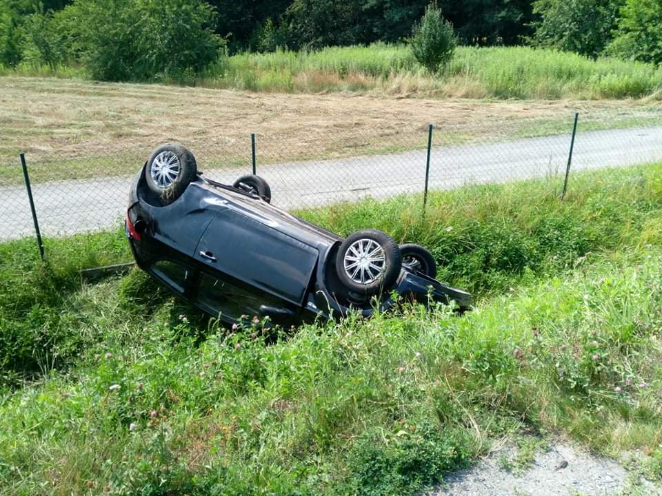 Wypadek na obwodnicy Mielca. Zderzenie dwóch osobówek, jedna dachowała [ZDJĘCIA] - Zdjęcie główne